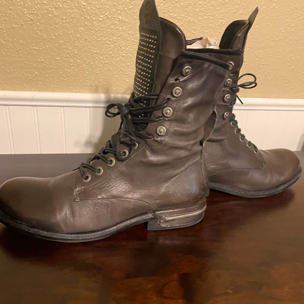 AS98 Saunders Boots, size 9